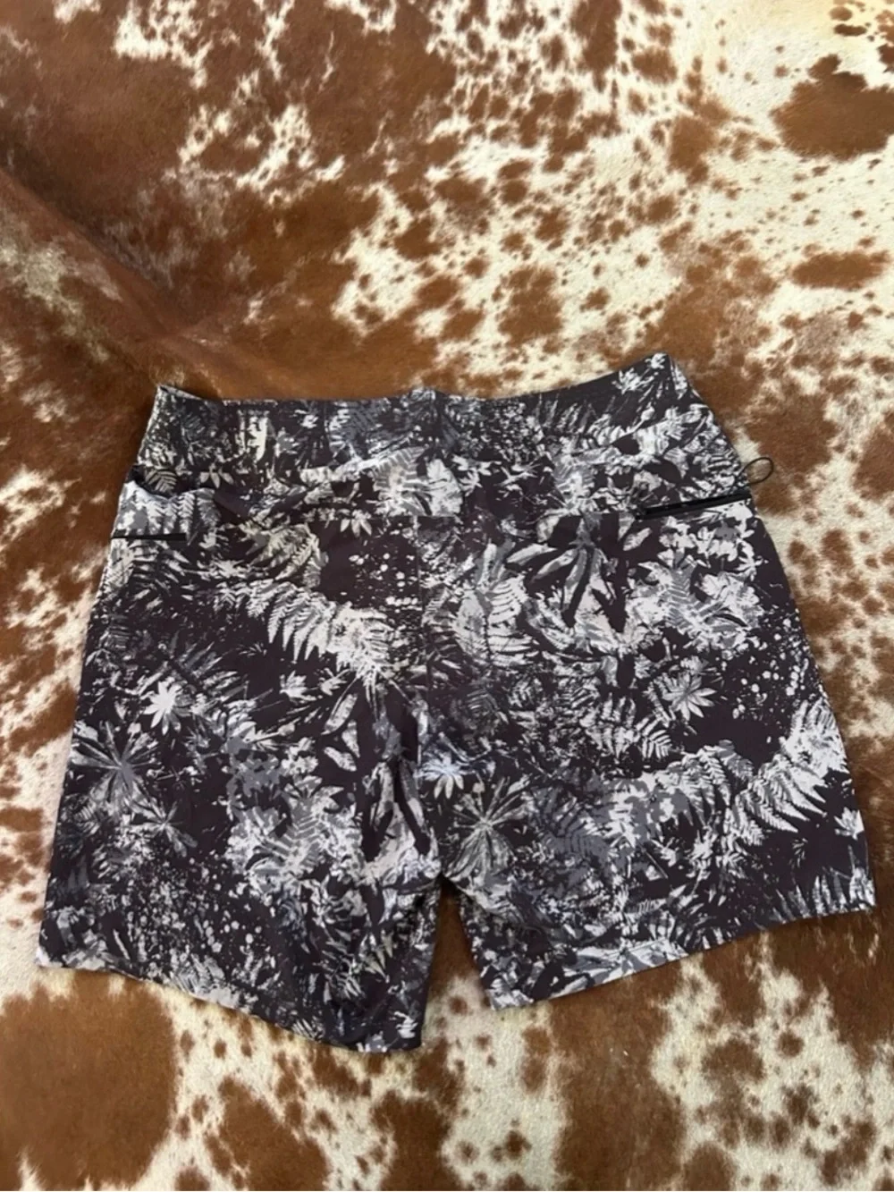 lululemon athletica Black & Gray Tropical-Print Swim Board Shorts